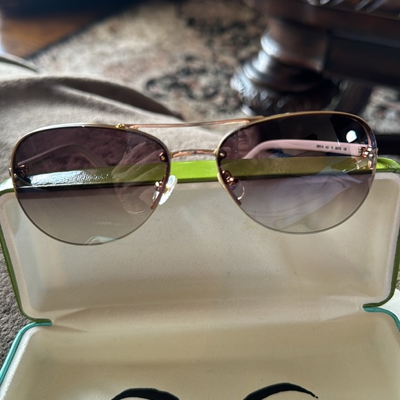 Kate Spade sunglasses, cloth & case. - Picture 5 of 9